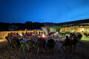 Camping Le Clos Barrat - Camper sitzen gemeinsam am Lagerfeuer