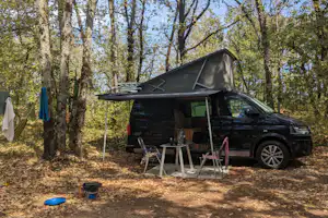 Camping Le Clos Barrat - Standplätze zwischen den Bäumen auf dem Campingplatz