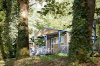 Camping Le Clos Bouyssac  -  Mobilheime vom Campingplatz zwischen Bäumen