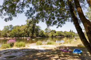 Camping Le Clos Bouyssac - Liegewiese am vom Campingplatz unter Bäumen