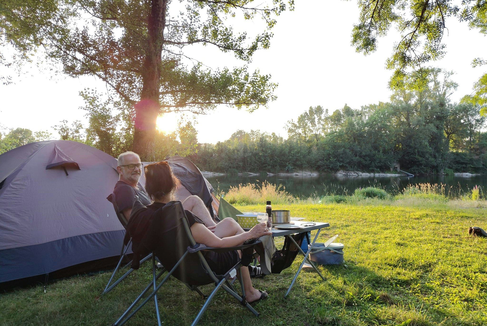 Camping Le Clos Bouyssac - Camper entspannen neben ihrem Zelt auf der Wiese