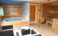 Camping Clos Cacheleux  Camping Le Clos Cacheleux - Wellnessbereich mit Whirlpool und Sauna