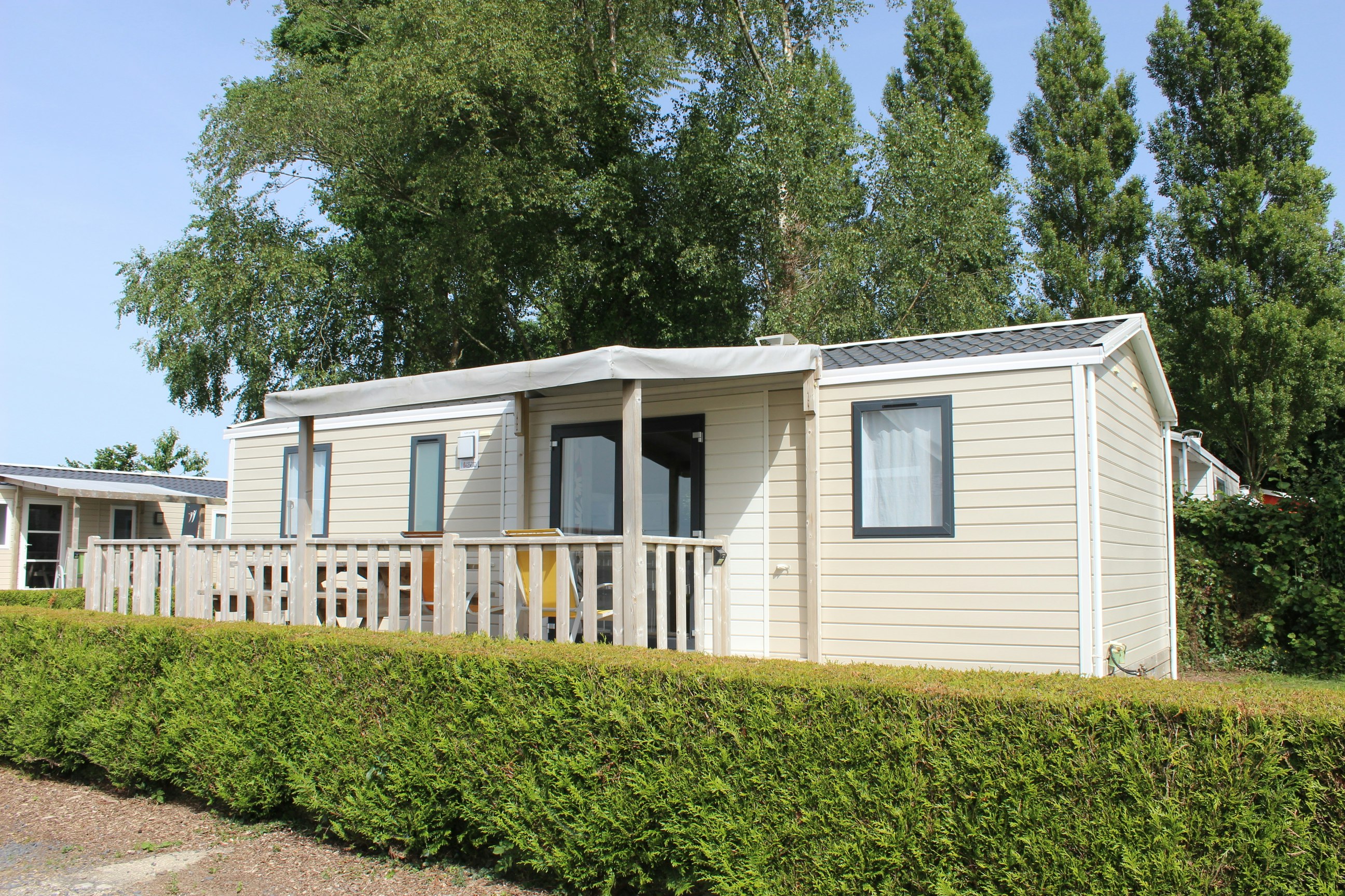 Camping LE CLOS DE BALLEROY - Blick auf ein Mobilheim im Grünen