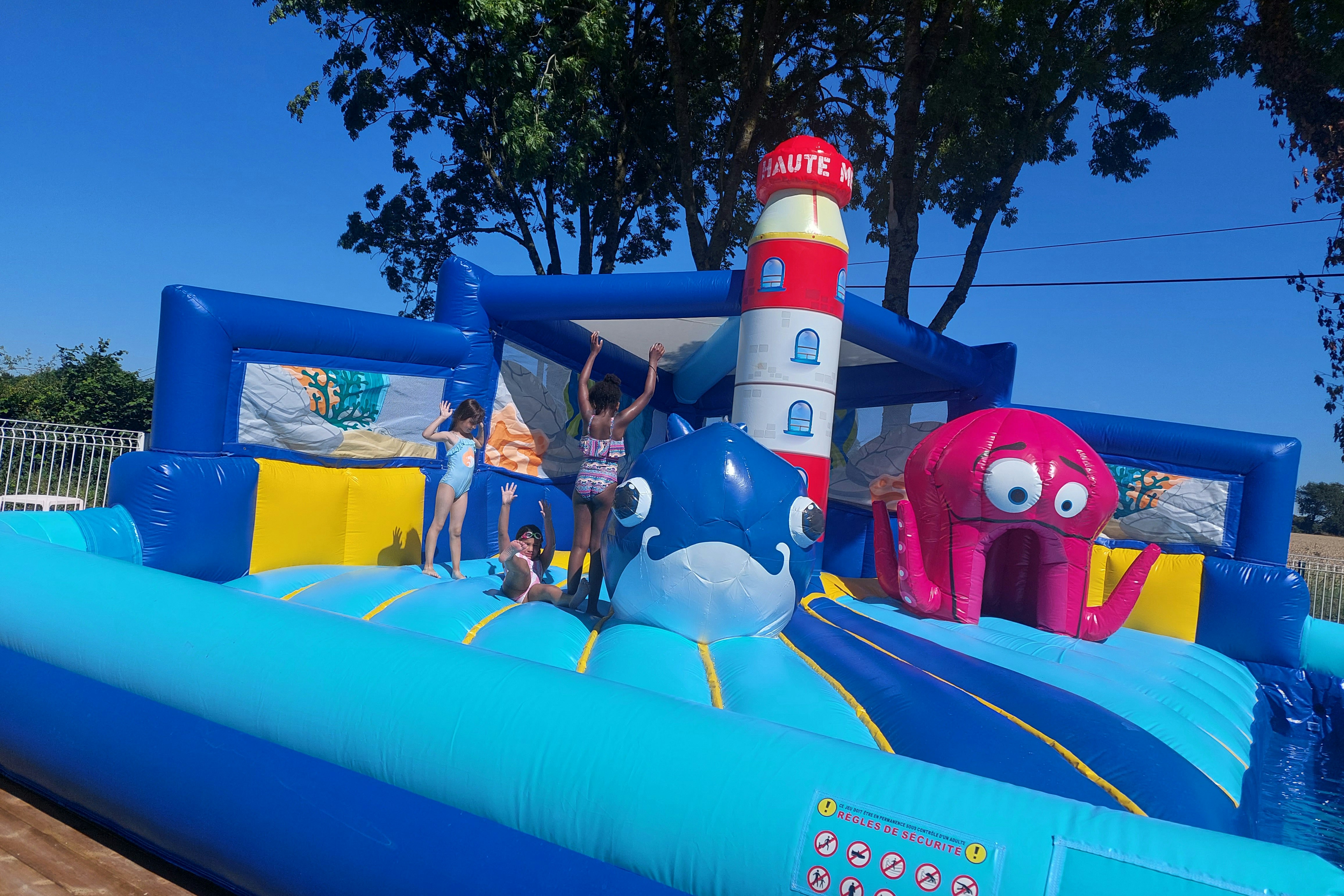 Camping LE CLOS DE BALLEROY - Hüpfburg für Kinder