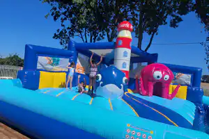 Camping LE CLOS DE BALLEROY - Hüpfburg für Kinder