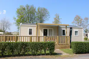 Camping LE CLOS DE BALLEROY - Mobilheim mit Veranda auf dem Campingplatz