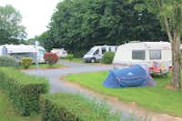Camping LE CLOS DE BALLEROY - Wohnmobil- und  Wohnwagenstellplätze auf der Wiese