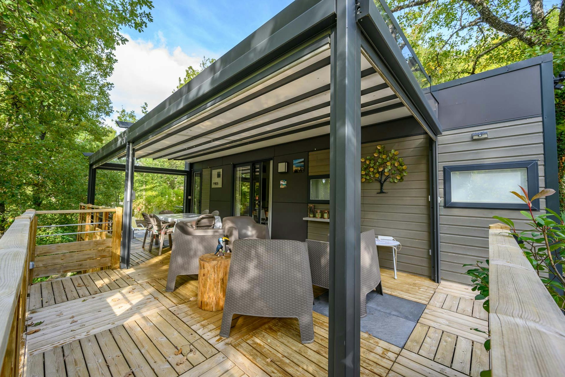 Camping Le Clos de Barbey  - Mobilheim mit Terrasse auf dem Campingplatz