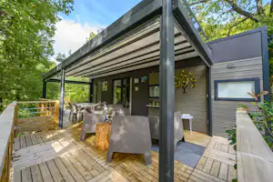 Camping Le Clos de Barbey - Mobilheim mit Terrasse auf dem Campingplatz