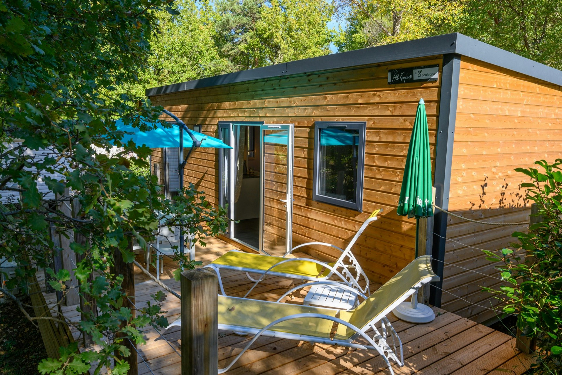 Camping Le Clos de Barbey  - Mobilheim mit Terrasse auf dem Campingplatz