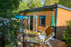 Camping Le Clos de Barbey - Mobilheim mit Terrasse auf dem Campingplatz