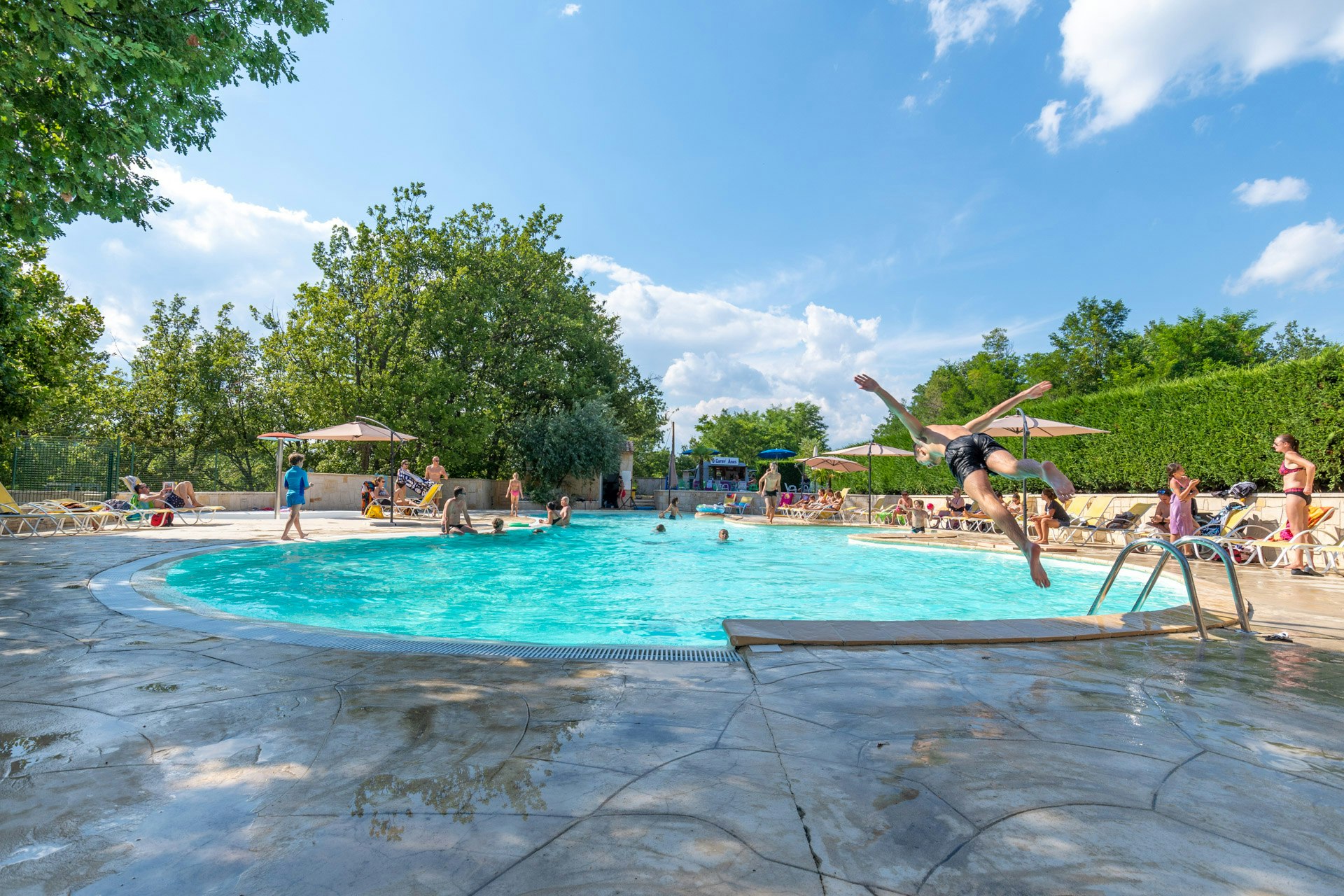 Camping Le Clos de Barbey - Blick auf den Pool auf dem Campingplatz
