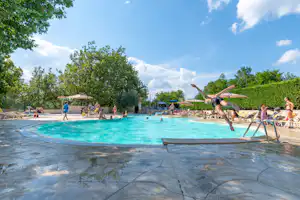 Camping Le Clos de Barbey - Blick auf den Pool auf dem Campingplatz