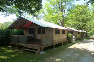 Camping Le Clos de la lère - - Mobilheim vom Campingplatz im Schatten von Bäumen