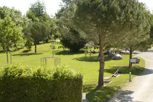 Camping Le Clos de la lère - Spielplatz und Volleyballfeld vom Campingplatz im Grünen zwischen Bäumen