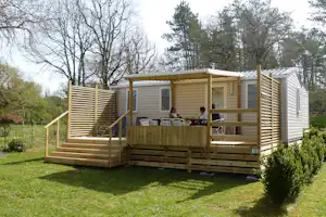 Camping Le Clos de la lère - Mobilheim mit Veranda auf dem Campingplatz