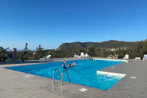 Domaine Le Clos des Chênes Camping Le Clos des Chênes - Kinder beim Baden im Freibad auf dem Campingplatz