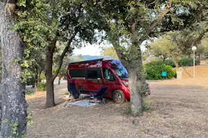 Domaine Le Clos des Chênes Camping Le Clos des Chênes - Stellplatz mit Stromanschluss im Schatten