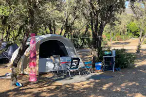 Domaine Le Clos des Chênes Camping Le Clos des Chênes - Zeltplatz im Schatten auf dem Campingplatz