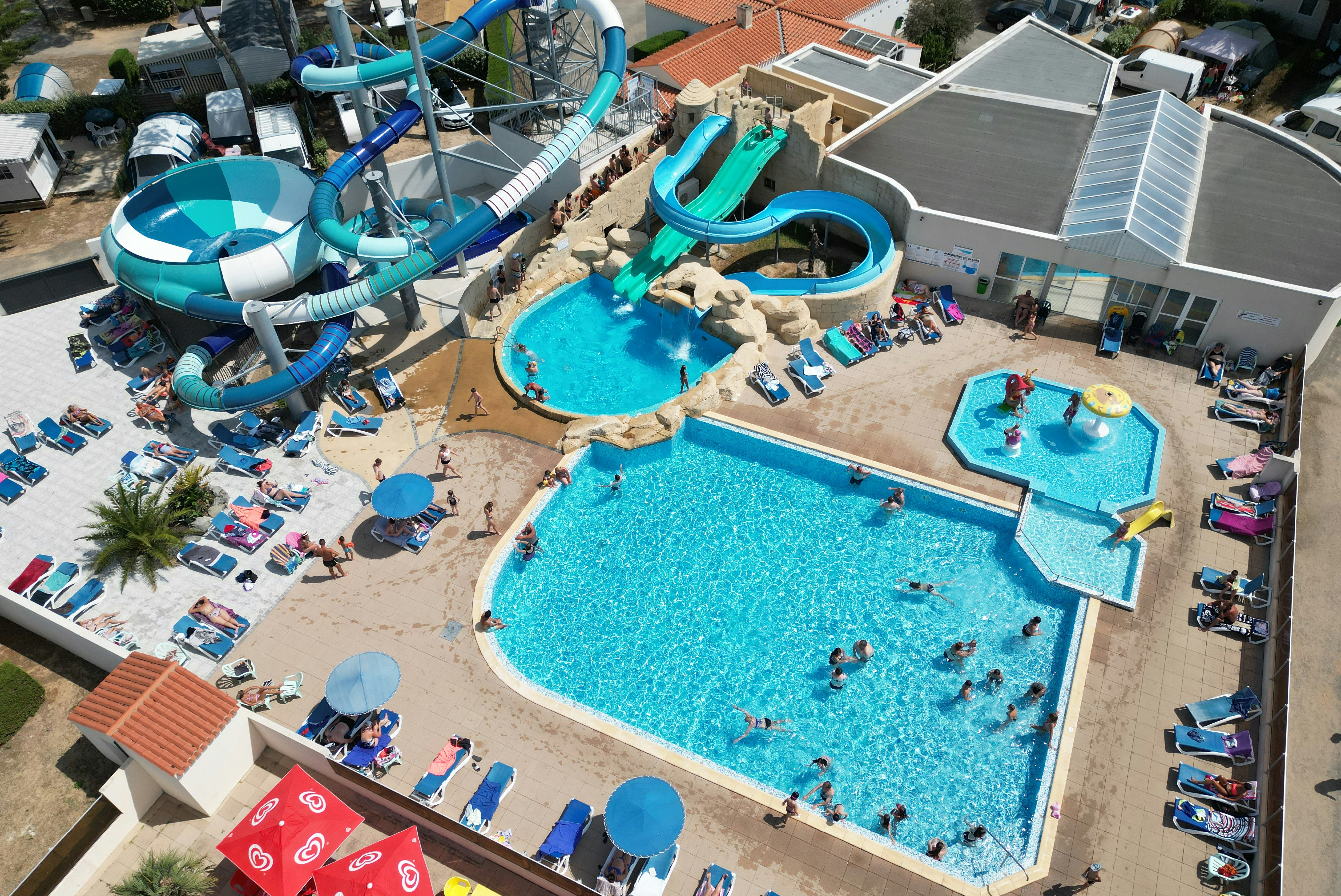 Camping le Clos des Pins  - Luftaufnahme des Wasserparks mit Rutschen und mehreren Becken