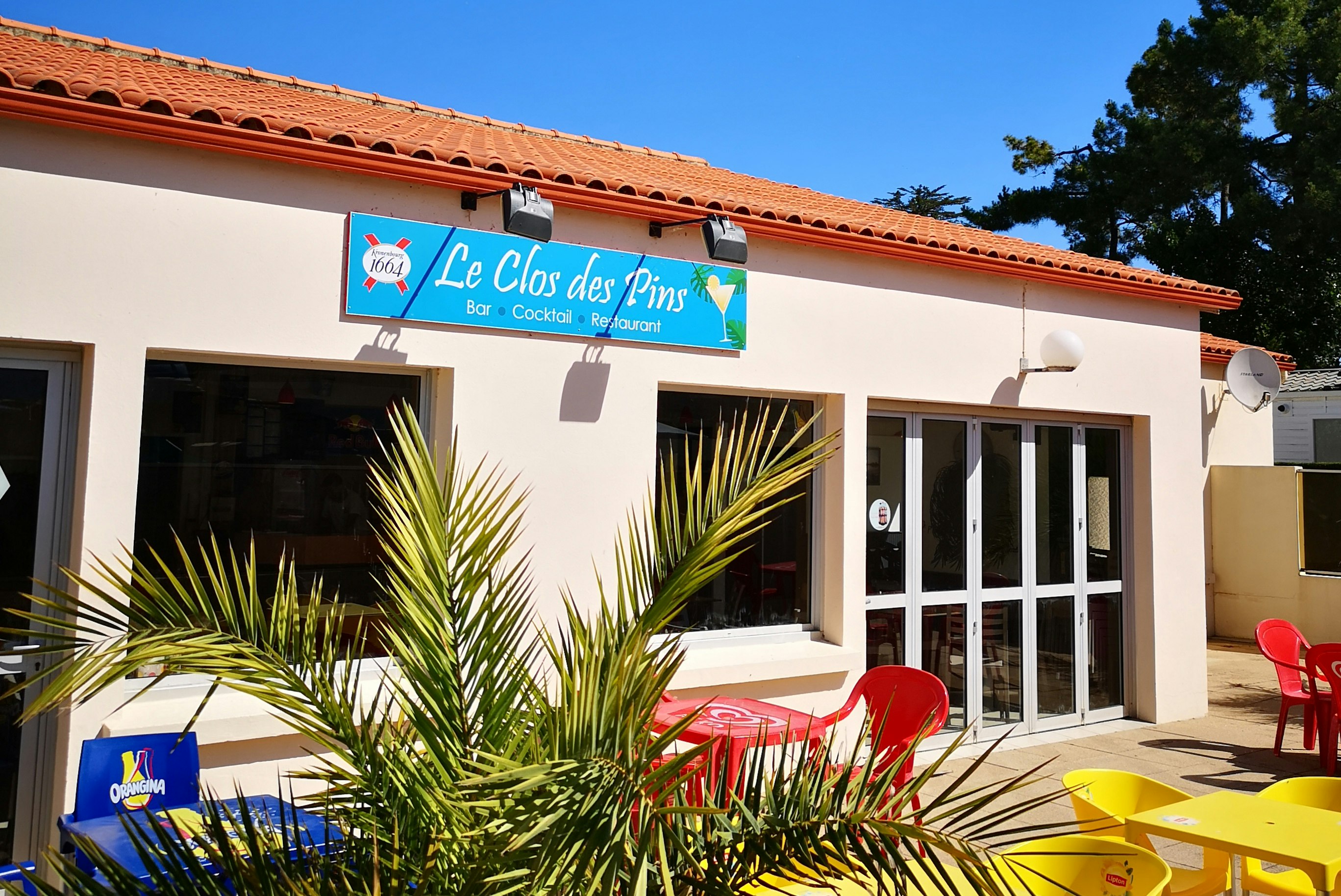Camping le Clos des Pins  - Restaurant mit Terrasse auf dem Campingplatz
