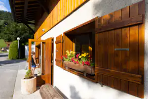 Campasun Camping Le Clos du Pin - Außenansicht eines Gebäudes im hölzernen Stil