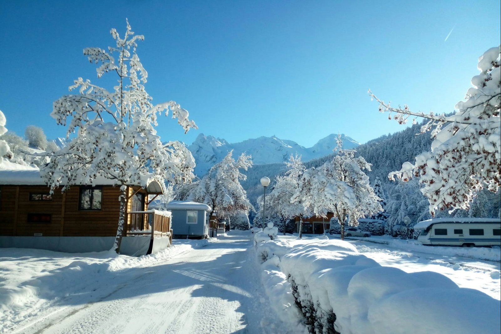 Campasun Camping Le Clos du Pin - Campingplatz im Winter mit Schnee