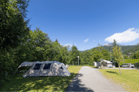 Campasun Camping Le Clos du Pin - Standplätze in der Sonne und im Schatten mit Zelt und Wohnwagen umringt von Bäumen
