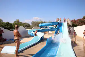 Camping Le Clos du Rhône - Camper an der Wasserrutsche vom Pool auf dem Campingplatz
