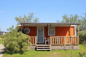 Camping Le Clos du Rhône - Mobilheim vom Campingplatz mit Veranda im Grünen
