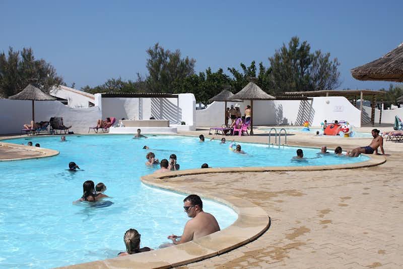 Camping Le Clos du Rhône  -  Poolbereich vom Campingplatz mit Sonnenschirmen und Liegestühlen
