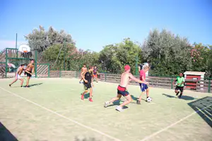 Camping Le Clos du Rhône - Fußball spielende Camper auf dem Sportplatz vom Campingplatz