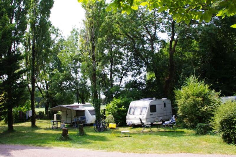 Camping Le Clos Fleuri  -  Stellplatz vom Campingplatz auf grüner Wiese