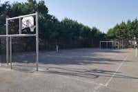 Camping Le Clos Lalande - Basketball- und Fussballfeld auf dem Campingplatz