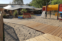 Camping Le Clos Lalande - Kinderspielplatz mit Klettergebäuden im Sand