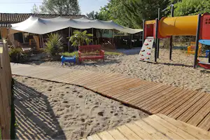 Camping Le Clos Lalande - Kinderspielplatz mit Klettergebäuden im Sand