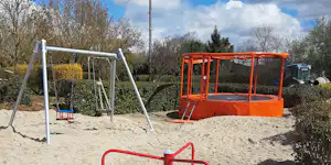 Camping Le Clos Lalande - Rutsche, Drehscheibe und Trampolin im Sand auf dem Campingplatz