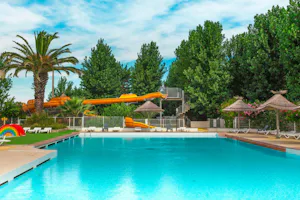 Camping Le Clos Virgile - Pool vom Campingplatz mit Wasserrutsche im Grünen