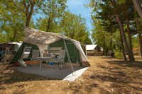 Camping Le Clos Virgile  -  Wohnwagen- und Zeltstellplatz vom Campingplatz auf grüner Wiese