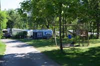 Camping Le Clou  -  Wohnwagenstellplätze und Spielplatz auf dem Campingplatz