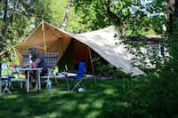 Camping Le Clou  -  Zeltstellplatz unter Bäumen auf dem Campingplatz