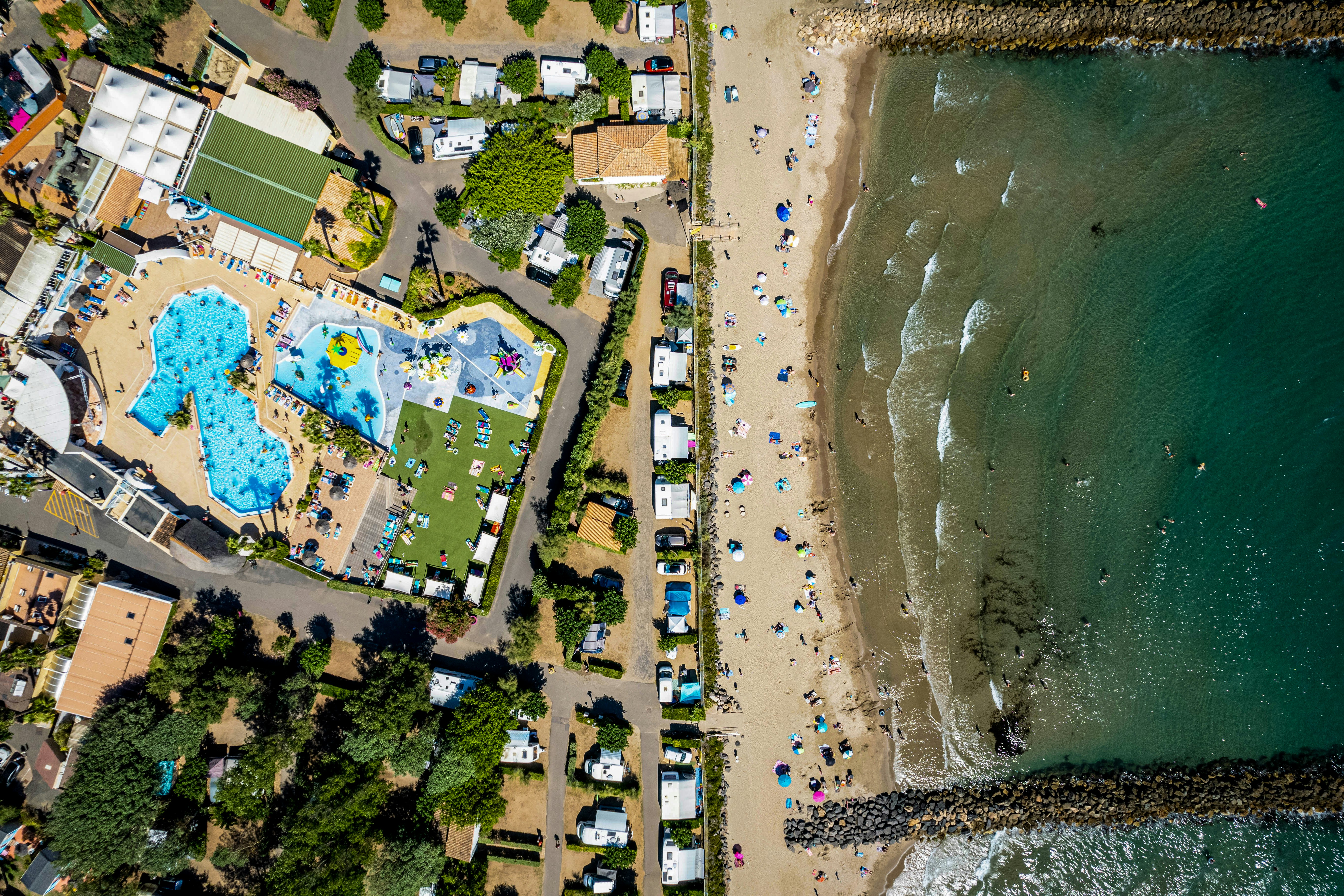 Yelloh! Village Le Club Farret  Camping Le Club Farret  - Luftaufnahme des Campingplatzes mit Wasserpark und Badestrand