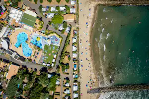 Yelloh! Village Le Club Farret Camping Le Club Farret - Luftaufnahme des Campingplatzes mit Wasserpark und Badestrand