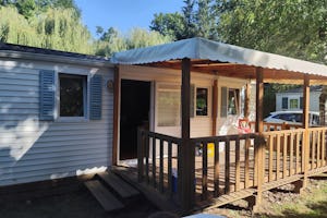 Camping Le Clupeau - Mobilheim mit Terrasse auf dem Campingplatz