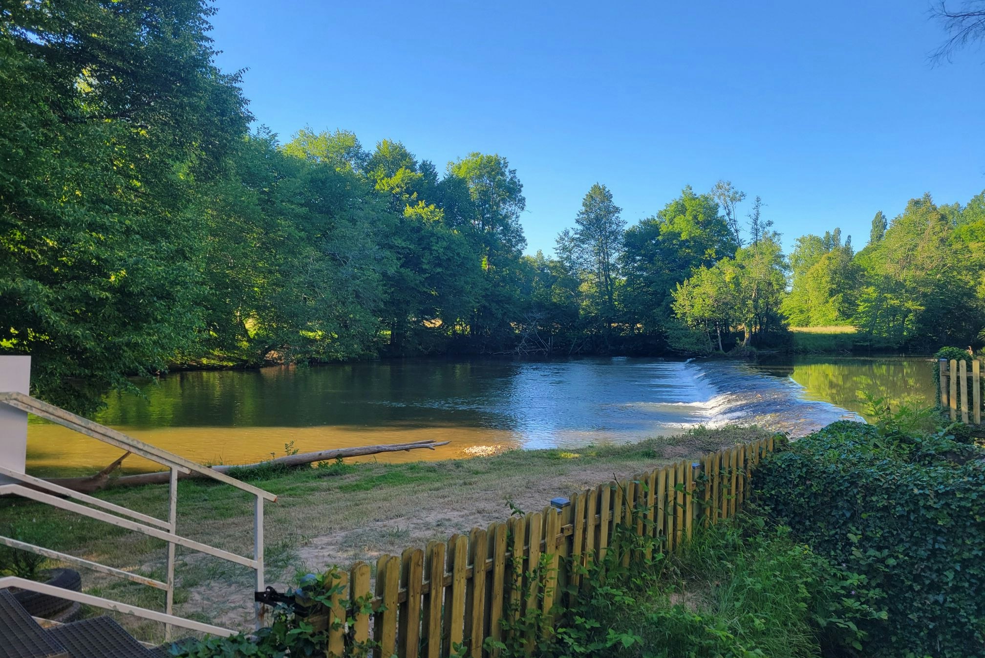 Camping Le Clupeau - Blick auf den Fluss am Campingplatz