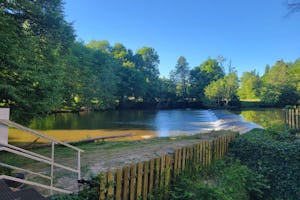 Camping Le Clupeau - Blick auf den Fluss am Campingplatz