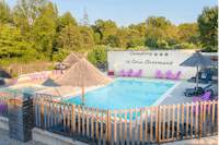Camping Le Coin Charmant - Blick auf den Pool mit Liegestühlen und Sonnenschirmen