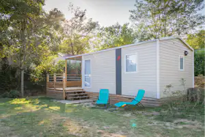 Camping Le Coin Charmant - Mobilheim mit Veranda auf dem Campingplatz