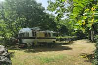 Camping Le Coin Charmant - Stellplätze im Schatten der Bäume