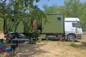 Camping Le Coin Charmant - Wohnanhänger auf dem Campingplatz